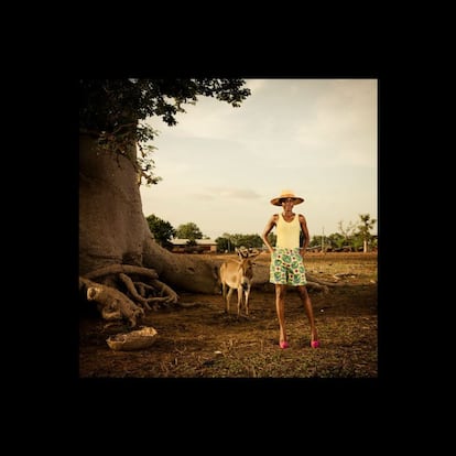 Una modelo posa para una sesión de fotos en Bongo, Ghana.