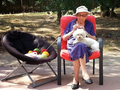 La abuela Florentina, junto a su perrita 'Luna' en 2014.