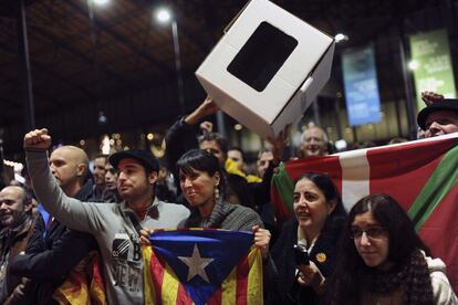 Activistas independentistas asistien a una reunión organizada por la Asamblea Nacional de Cataluña (ANC)