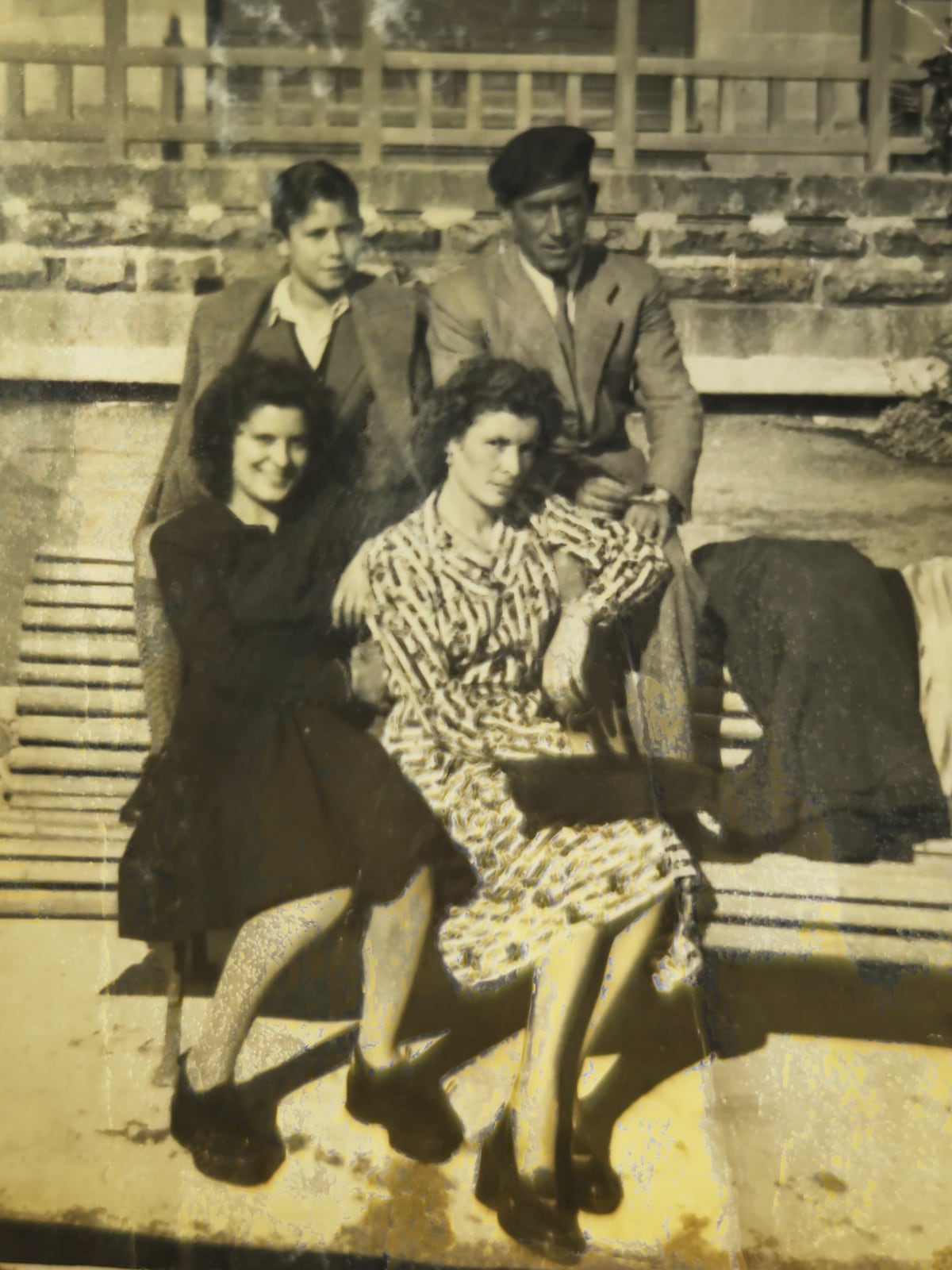 “La indumentaria ayudaba a prosperar en el régimen”: un libro sobre la moda en el franquismo analiza el significado de los armarios de la posguerra…