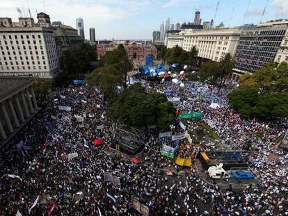 Dezenas de milhares de docentes se manifestam na Plaza de Mayo contra a política educacional de Mauricio Macri.