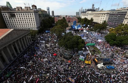 Decenas de miles de docentes manifiestan en Plaza de Mayo contra la política educativa de Mauricio Macri.
