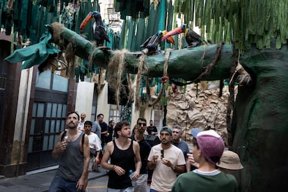 Vecinos pasean por la calle Verdi.