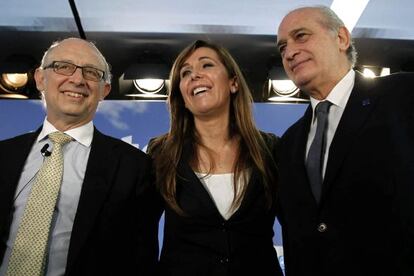 Montoro, junto a Sánchez-Camacho y Fernández, en Barcelona, el día en el que hizo el anuncio sobre la supresión de las balanzas fiscales.