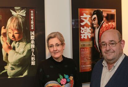 Los responsables del Topic de Tolosa, Idoya Otegui y Miguel Arreche, en una de las exposiciones que el centro guipuzcoano presenta con motivo del festival de marionetas Titirijai, en cuya 28º edición el país invitado es Japón.