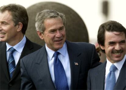 Bush y Aznar momentos antes del encuentro.