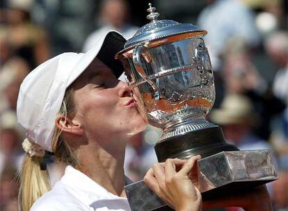 Kim Clijsters, compatriota y cabeza de serie, cayó derrotada en la final del torneo de los mosqueteros ante Justine Henin en el año de su explosión tenística. La belga conquistó ocho títulos tras ganar 75 partidos. En 18 torneos disputados, Henin consiguió, como mínimo, disputar la semifinal; sólo en Miami se quedó fuera, tras perder en cuartos de final.