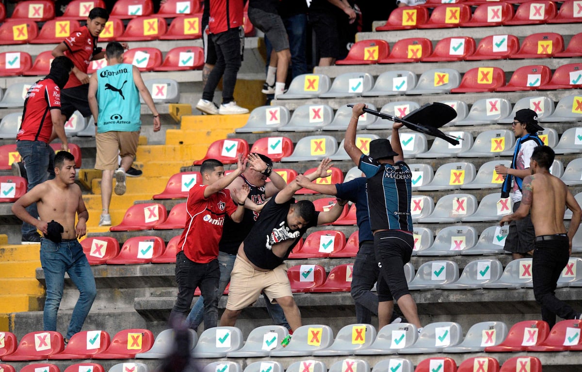 Violencia extrema en el fútbol mexicano: decenas de heridos en una batalla  campal entre hinchas de Querétaro y Atlas | EL PAÍS México