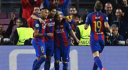 Jogadores do Barcelona comemorando gol de Lionel Messi.