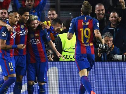 Jogadores do Barcelona comemorando gol de Lionel Messi.