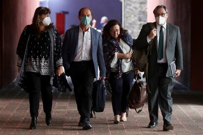 Los integrantes del GIEI: Ángela Buitrago, Carlos Beristain, Claudia Paz y Francisco Cox, en camino a una conferencia de prensa, este jueves.