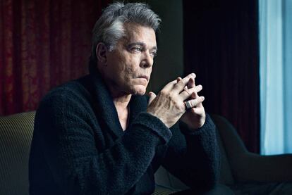 Ray Liotta posa en exclusiva para ICON en una suite del Hotel Ritz de Madrid demostrando que la intensidad le viene de serie.