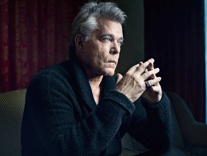 Ray Liotta posa en exclusiva para ICON en una suite del Hotel Ritz de Madrid demostrando que la intensidad le viene de serie.