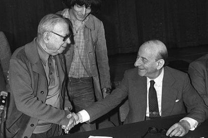 Jean-Paul Sartre (a la izquierda) saluda a Raymond Aron, en presencia de André Glucksmann (en el centro), el 20 de junio de 1979.