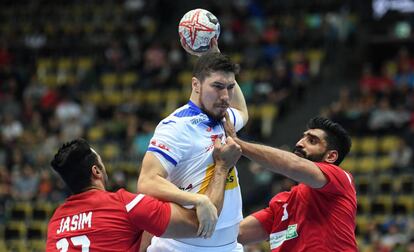 Álex Dujshebaev (c), defendido por Jasim y Merza.