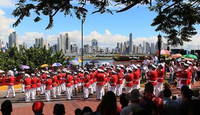 Un grupo de bomberos participa en los desfiles de conmemoración de los 112 años de la Separación de Panamá de Colombia.