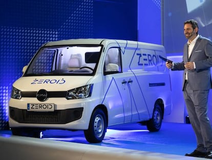 El consejero delegado de QEV Technologies, Joan Orús, junto a una furgoneta eléctrica de la nueva marca Zeroid.
