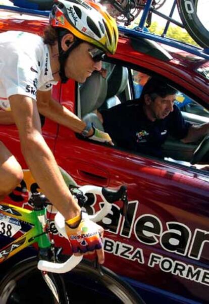 Unzue conversa con Valverde momentos antes de que el corredor abandonara el Tour el pasado viernes.