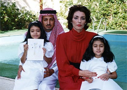 Carmen Bin Ladin, con su marido y sus hijas mayores, Wafa y Najia.