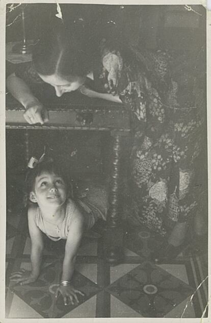 Mariluz Escribano, con su madre a principios de 1940 tras conseguir el permiso para regresar a Granada. Archivo personal de la escritora. Imagen cedida por Cátedra.