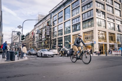 Un ciclista pedalea por Düsseldorf.