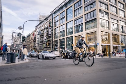 Un ciclista pedalea por Düsseldorf.