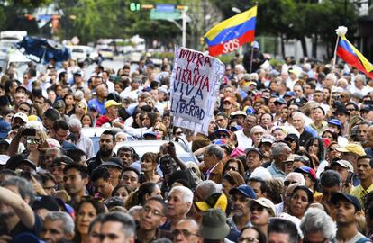 Manifestantes en contra del líder chavista, Nicolás Maduro, frente a la sede del Programa de las Naciones Unidas para el Desarrollo (Pnud), en Caracas (Venezuela). Juan Guaidó lideraba la concentración opositora, en la que declaraba la "usurpación de la Presidencia de Venezuela" e informaba a sus simpatizantes de la hoja de ruta del Poder Legislativo frente a la juramentación de Nicolás Maduro el día anterior.