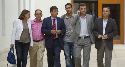Antonio Maíllo (segundo por la derecha), con consejeros y dirigentes de IU.