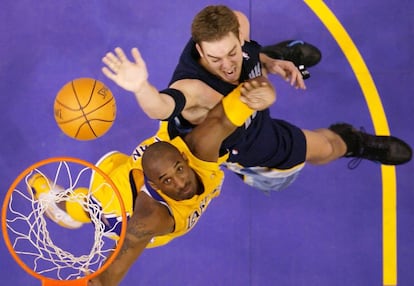 Pau Gasol (d), entonces en las filas de los Grizzlies, pelea por un rebote con Kobe Bryant el 21 de diciembre de 2004.