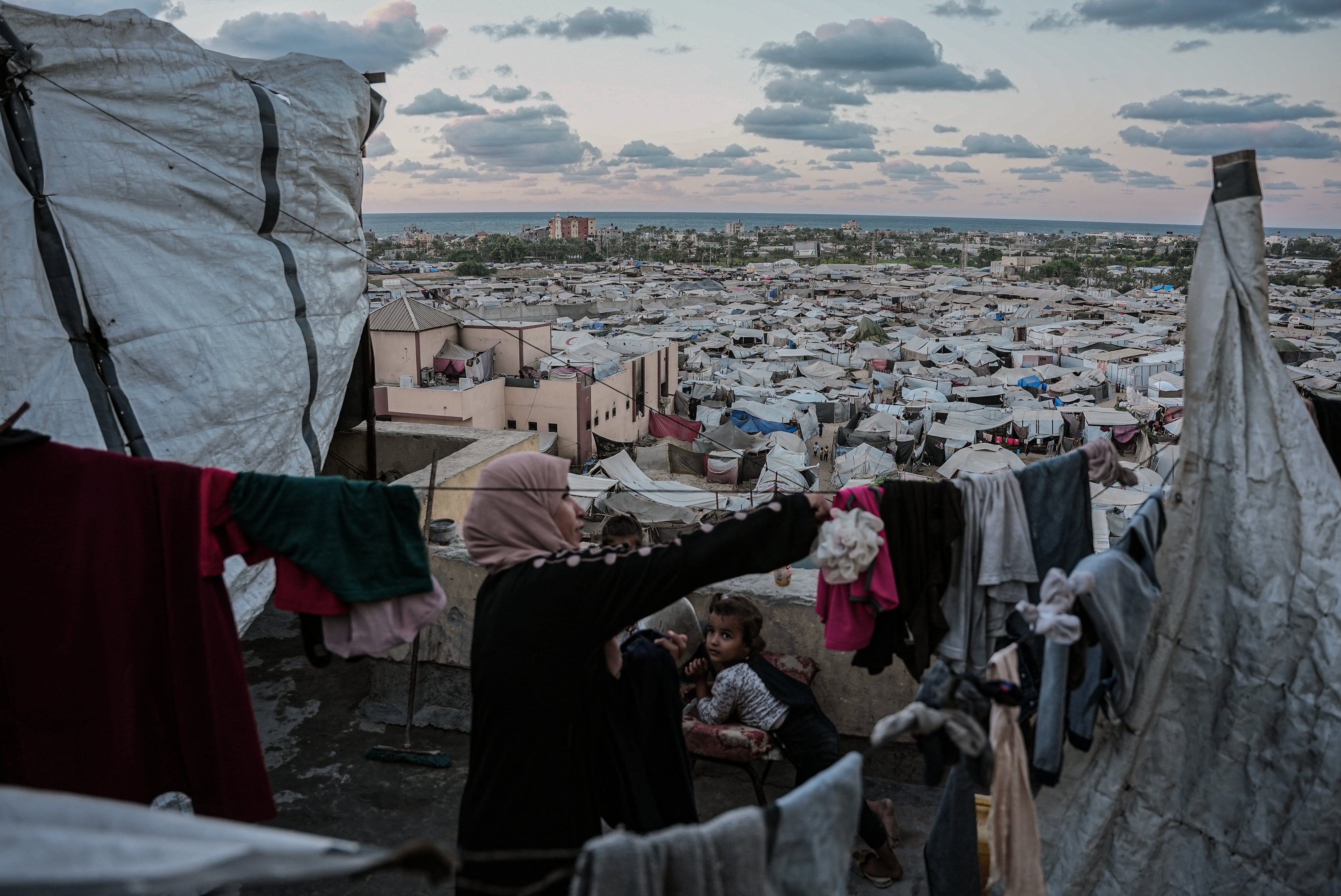 Vista de las tiendas de campaña improvisadas en el distrito de Al-Mawasi, donde viven los palestinos que perdieron sus hogares por los ataques israelíes, en Jan Yunis, Gaza, en una fotografía de octubre de 2025. 