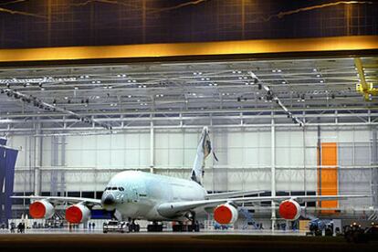El A-380 descansa tras terminar de ser pintado por un ejército de voluntarios en el hangar de montaje, en Toulouse.