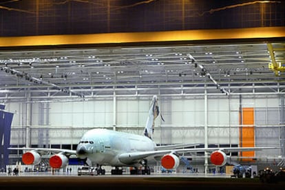 El A-380 descansa tras terminar de ser pintado por un ejército de voluntarios en el hangar de montaje, en Toulouse.