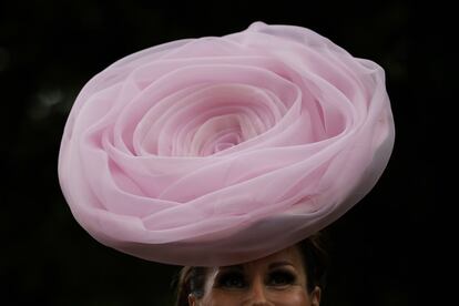 Asistente a la Royal Ascot 2018 posa para los fotógrafos con su pamela.