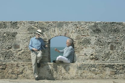 Fernando Trueba (izquierda) y Héctor Abad Faciolince en Cartagena de Indias. El director ha llevado al cine el libro del escritor colombiano 'El olvido que seremos'