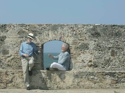 Fernando Trueba (izquierda) y Héctor Abad Faciolince en Cartagena de Indias. El director ha llevado al cine el libro del escritor colombiano 'El olvido que seremos'