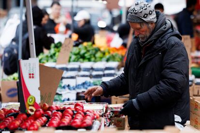 Un hombre, comprando en un mercado al aire libre de Boston (Massachusetts, EE UU), el 15 de marzo.