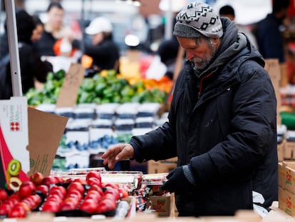 Un hombre, comprando en un mercado al aire libre de Boston (Massachusetts, EE UU), el 15 de marzo.