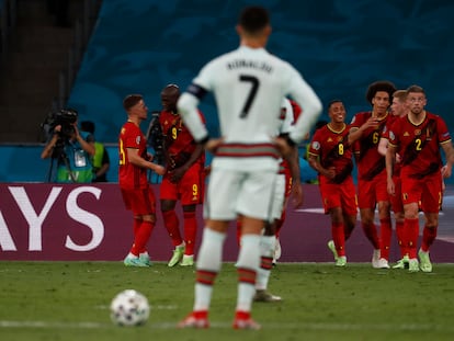 Los jugadores de Bélgica celebran su gol ante la mirada de Cristiano Ronaldo.