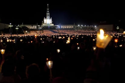 La primera vaticinaba la muerte prematura de Jacinta y Francisco (que eran hermanos y primos de Lucía) y la segunda se refería al final de la I Guerra Mundial y al estallido de la II y predecía la conversión de Rusia y el fin del comunismo. En la imagen, peregrinos encienden velas durante la procesión anual al Santuario de Fátima (Portugal).