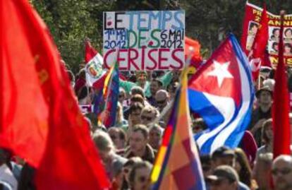 Manifestantes ondean banderas durante una manifestación en París, Francia. EFE/Archivo