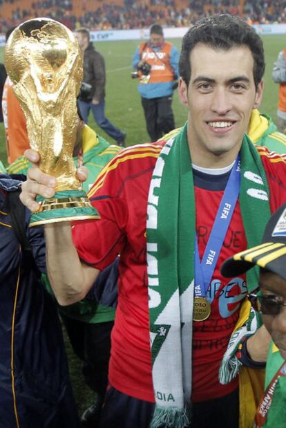 Busquets, con el trofeo de campeón del mundo.