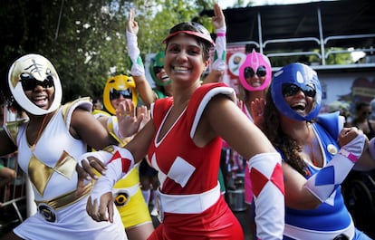 Um grupo de garotas vestidas como personagens da série 'Power Rangers', no carnaval carioca.