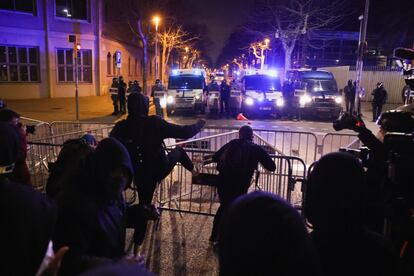 Los manifestantes golpean las vallas colocadas por las fuerzas de seguridad catalanas, en Barcelona.