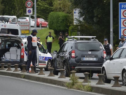 Controles de la Policía Nacional y de la Gendarmería en el puente de Santiago de Hendaya.