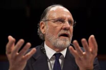 En la imagen, el ex consejero delegado de la firma de corretaje MF Global y exgobernador de Nueva Jersey Jon Corzine. EFE/Archivo