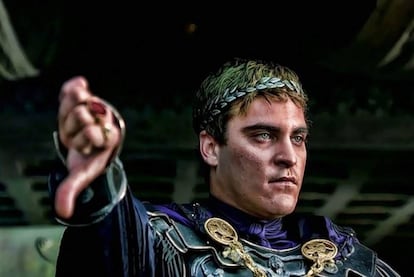 El cine se ha encargado de que creamos que cuando un emperador bajaba su dedo pulgar, como Joaquin Phoenix en esta imagen de 'Gladiator', estaba sentenciando a muerte al gladiador.