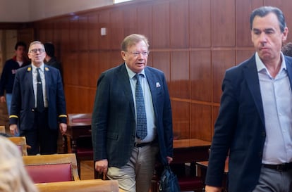 El catedrático de Derecho Civil de la Universidad de València y exmagistrado del Tribunal Supremo, Javier Orduña Moreno (centro), a su llegada a la comisión de investigación de la dana del Senado.