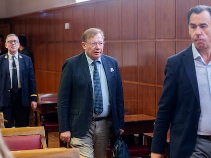 El catedrático de Derecho Civil de la Universidad de Valencia y exmagistrado del Tribunal Supremo, Javier Orduña Moreno (centro), a su llegada a la comisión de investigación de la dana del Senado.
