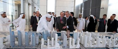 En el centro, el rey honor&iacute;fico Juan Carlos I y el ministro de Defensa, Pedro Moren&eacute;s, observando una maqueta de la nueva ciudad financiera de Abu Dabi en abril de 2014. 