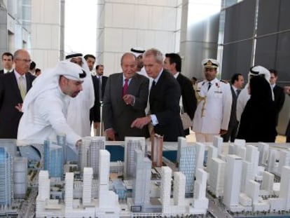 En el centro, el rey honor&iacute;fico Juan Carlos I y el ministro de Defensa, Pedro Moren&eacute;s, observando una maqueta de la nueva ciudad financiera de Abu Dabi en abril de 2014. 